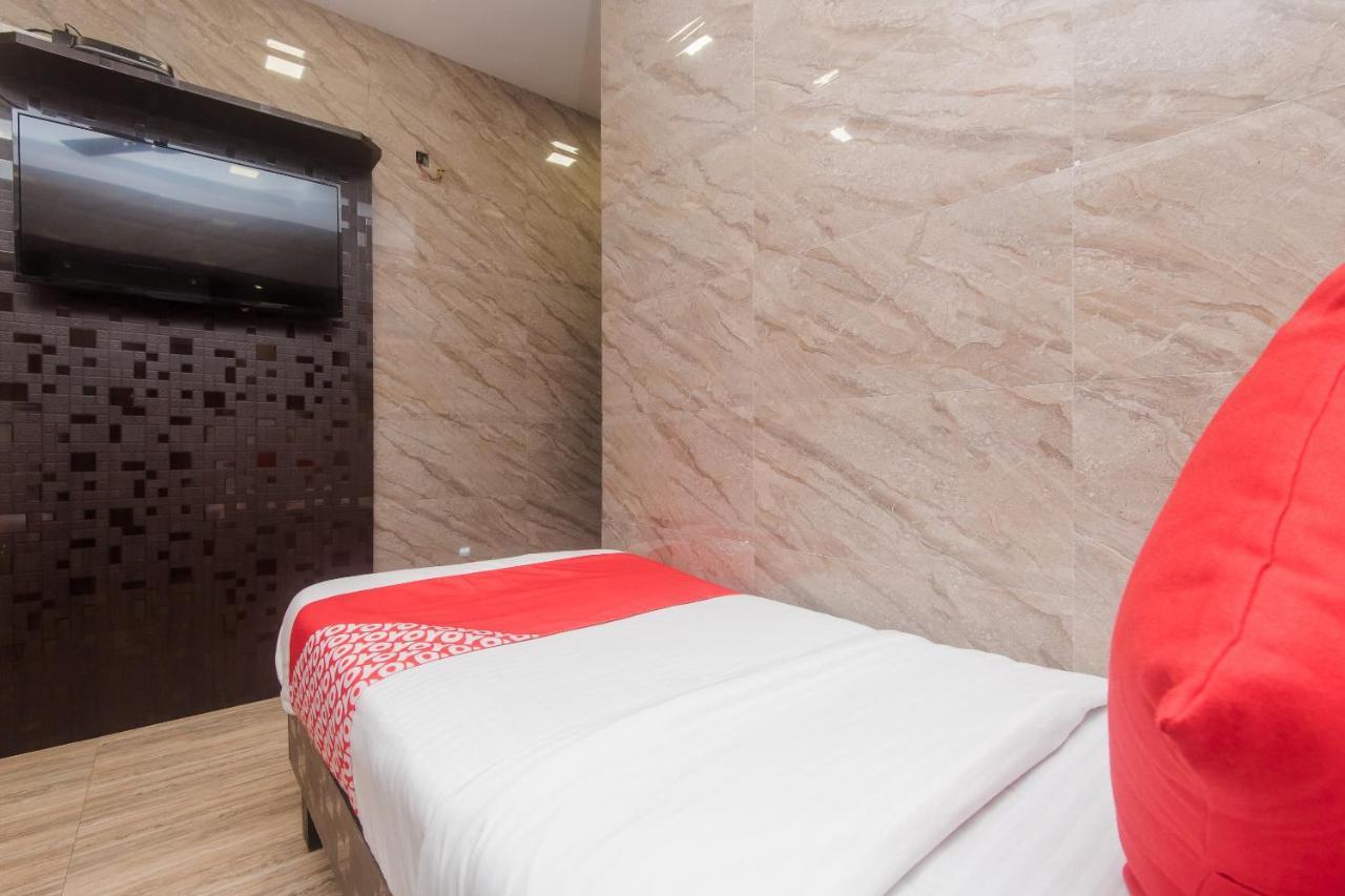 Vaccinated Staff - Oyo 22055 Dadar Residency Hotel Mumbai Exterior photo